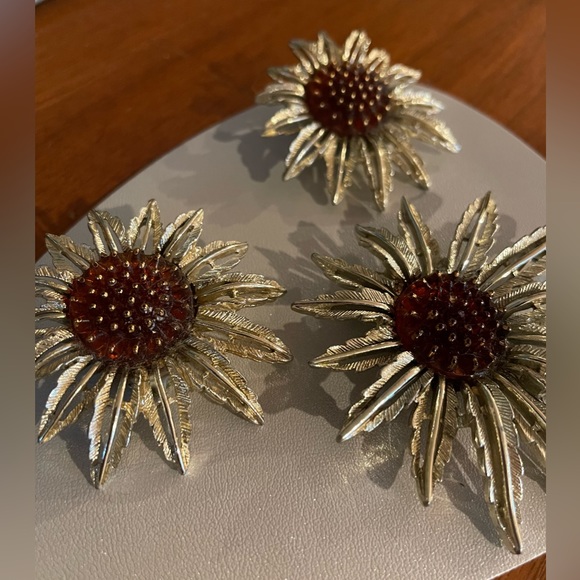 Vintage Signed Sarah Coventry Set 1960 Sunflower Brooch Pendant & Clip Earrings - Picture 4 of 8